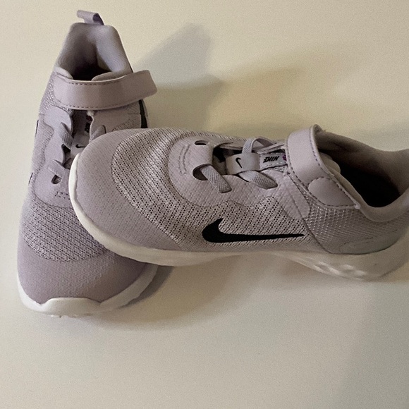 Nike Kids Light Purple Sneakers - Picture 1 of 4